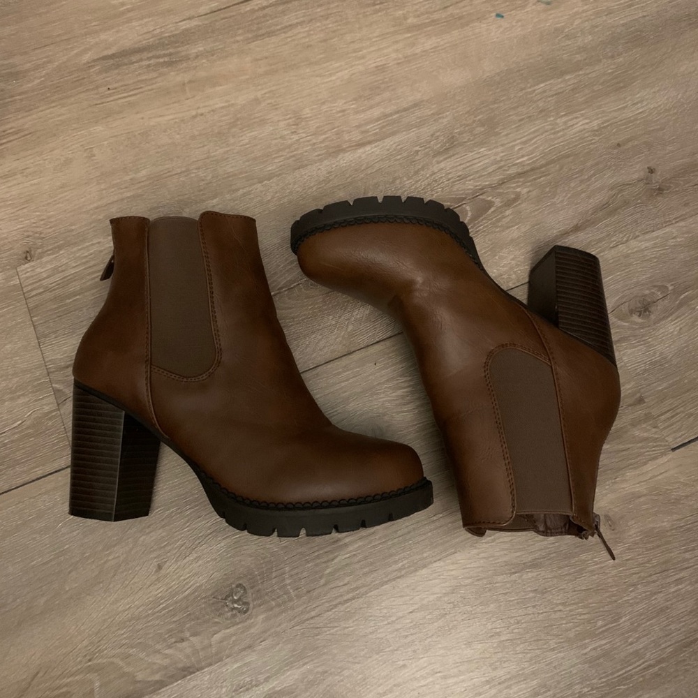 Brown ankle leather booties